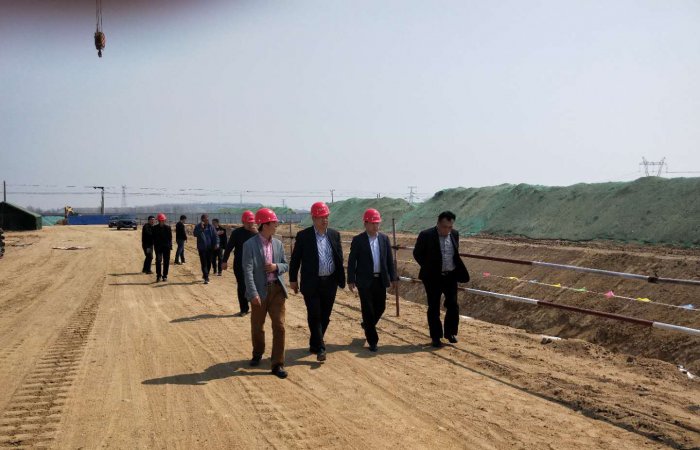 青島東方海納集團董事長張孝林前往工程現場巡視