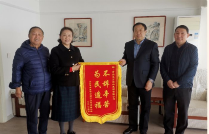 老舊小區改造暖民心 社區群眾點贊送錦旗